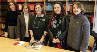 La jueza decana de Oviedo, Pilar Martínez Ceyanes, en el centro, en la presentación de la iniciativa